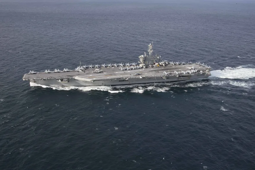 Tàu sân bay USS Abraham Lincoln thuộc lớp Nimitz, di chuyển ở Đại Tây Dương vào năm 2019. Ảnh: DPA.