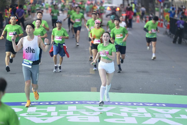 Trang Lê (quần trắng) nổi bật trên đường chạy, cự ly 5km