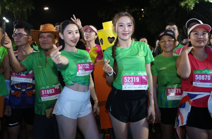 Nữ gymmer nổi bật với chiếc quần trắng, gương mặt rạng ngời 