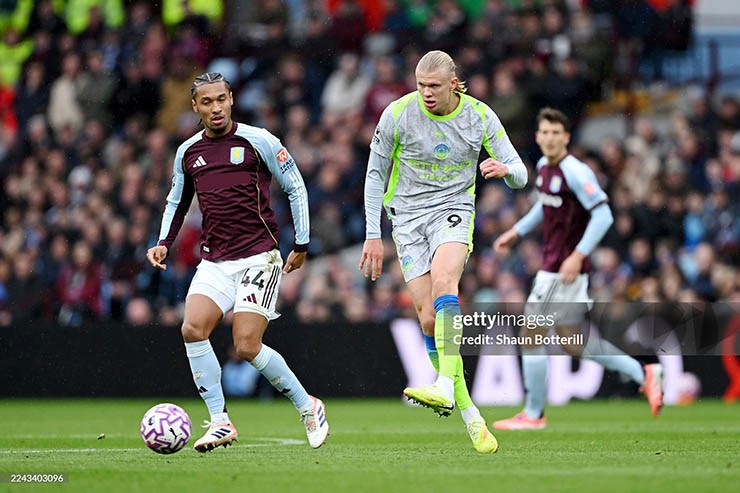 Trận đấu giữa Aston Villa (áo sẫm) và Man City diễn ra hấp dẫn