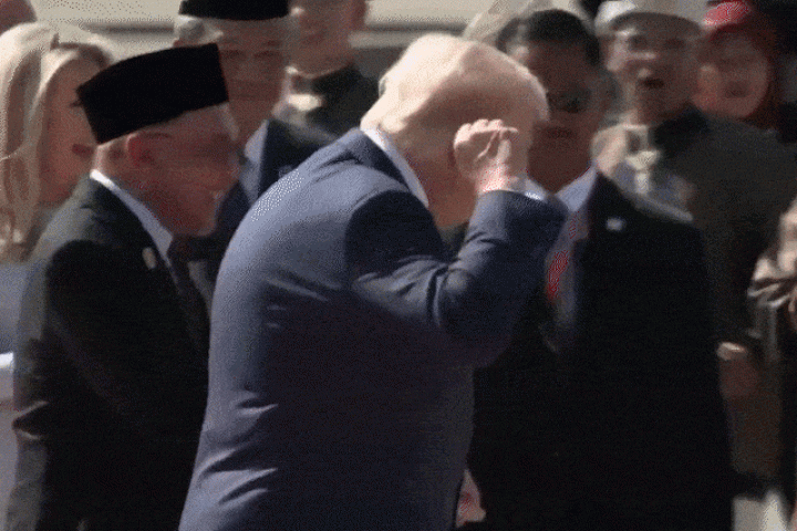 Khoảnh khắc ông Trump nhún nhảy khi đặt chân đến Malaysia