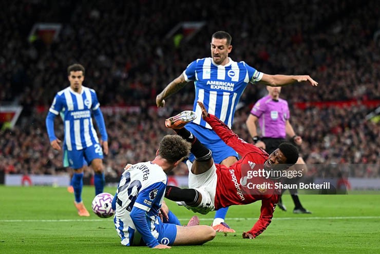 Amad Diallo ngã trong vòng cấm Brighton