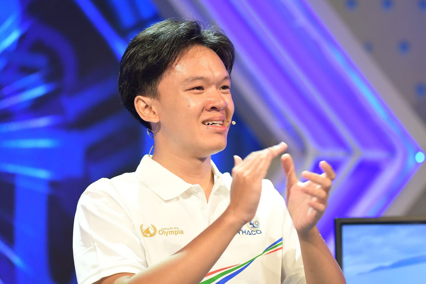 Thí sinh Đoàn Thanh Tùng (THPT chuyên Lê Quý Đôn - Nam Nha Trang, tỉnh Khánh Hòa) chia sẻ trên sóng truyền hình: "Em là một người hay cười nhưng lại dễ xúc động" sau những màn cổ vũ sôi động từ tỉnh nhà.