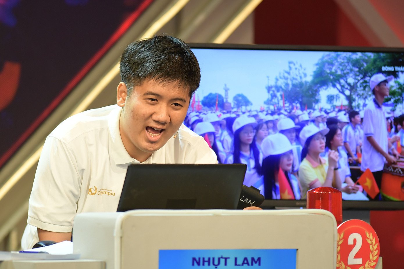 "Nhà leo núi" Nguyễn Nhựt Lam(THPT Cái Bè, tỉnh Đồng Tháp) với biểu cảm tại các phần thi. Nhựt Lam tự hào được sinh ra và lớn lên trên miền đất anh hùng, trù phú và hiếu học với sông Tiền hiền hòa, vườn cây trĩu quả, đồng lúa bát ngát…với những con người bình dị, tình cảm, hiếu học. Theo Nhật Lam, tiếp bước truyền thống của trường THPT Cái Bè, truyền thống hiếu học của Đất Sen Hồng là điểm tựa để chinh phục Đường lên đỉnh Olympia.