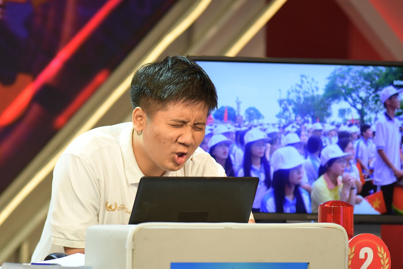 "Nhà leo núi" Nguyễn Nhựt Lam(THPT Cái Bè, tỉnh Đồng Tháp) với biểu cảm tại các phần thi. Nhựt Lam tự hào được sinh ra và lớn lên trên miền đất anh hùng, trù phú và hiếu học với sông Tiền hiền hòa, vườn cây trĩu quả, đồng lúa bát ngát…với những con người bình dị, tình cảm, hiếu học. Theo Nhật Lam, tiếp bước truyền thống của trường THPT Cái Bè, truyền thống hiếu học của Đất Sen Hồng là điểm tựa để chinh phục Đường lên đỉnh Olympia.
