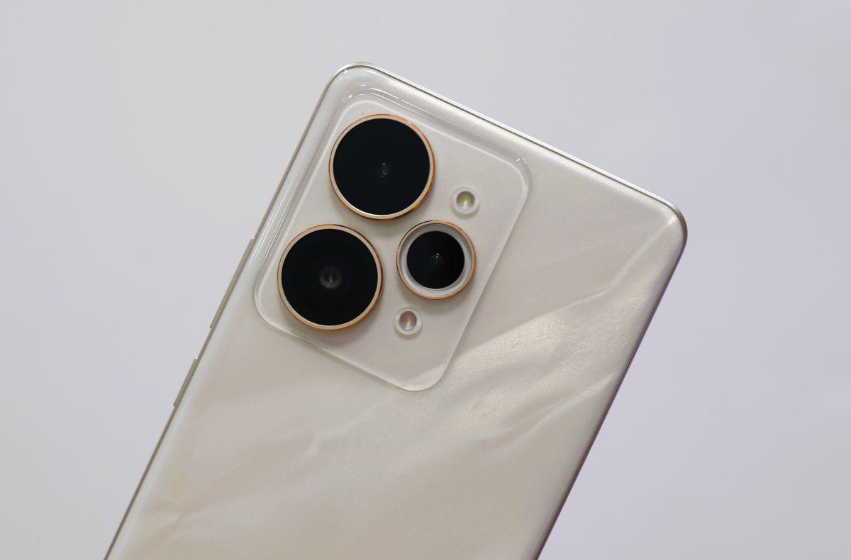 Cụm 3 camera sau gồm camera chính 50MP, camera tele x2 và camera góc rộng 0.6x.