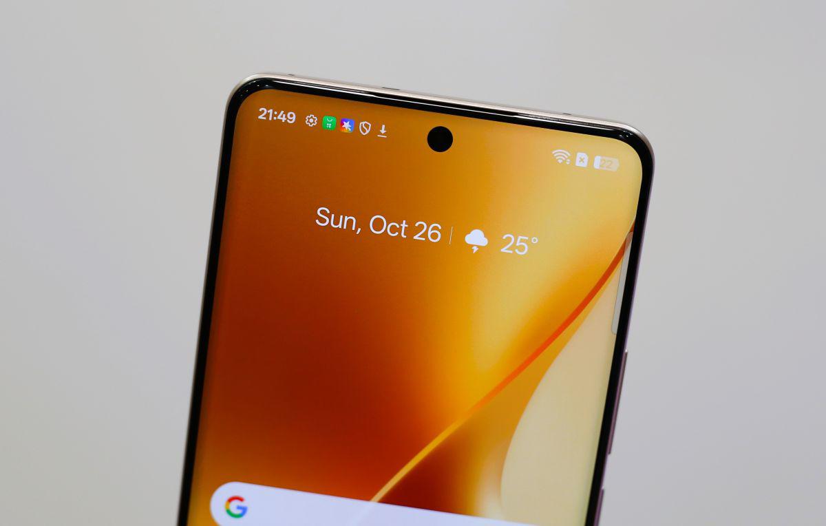 Realme 15 Pro 5G với camera selfie dạng "giọt nước" truyền thống.