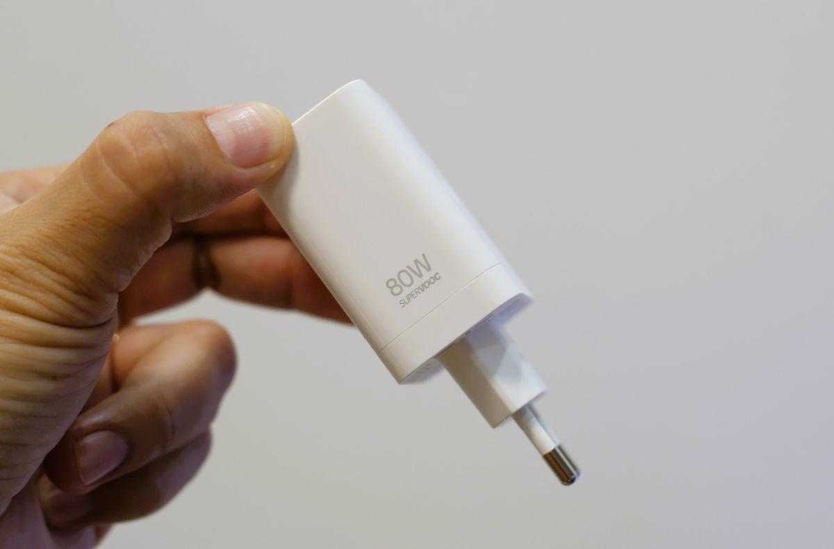 Củ sạc 80W đi kèm.