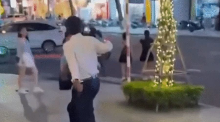 Người đàn ông tấn công tài xế taxi sau va chạm giao thông. Ảnh cắt từ clip
