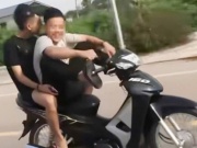 Bị công an ‘sờ gáy’ vì khoe video lái xe bằng chân lên mạng xã hội