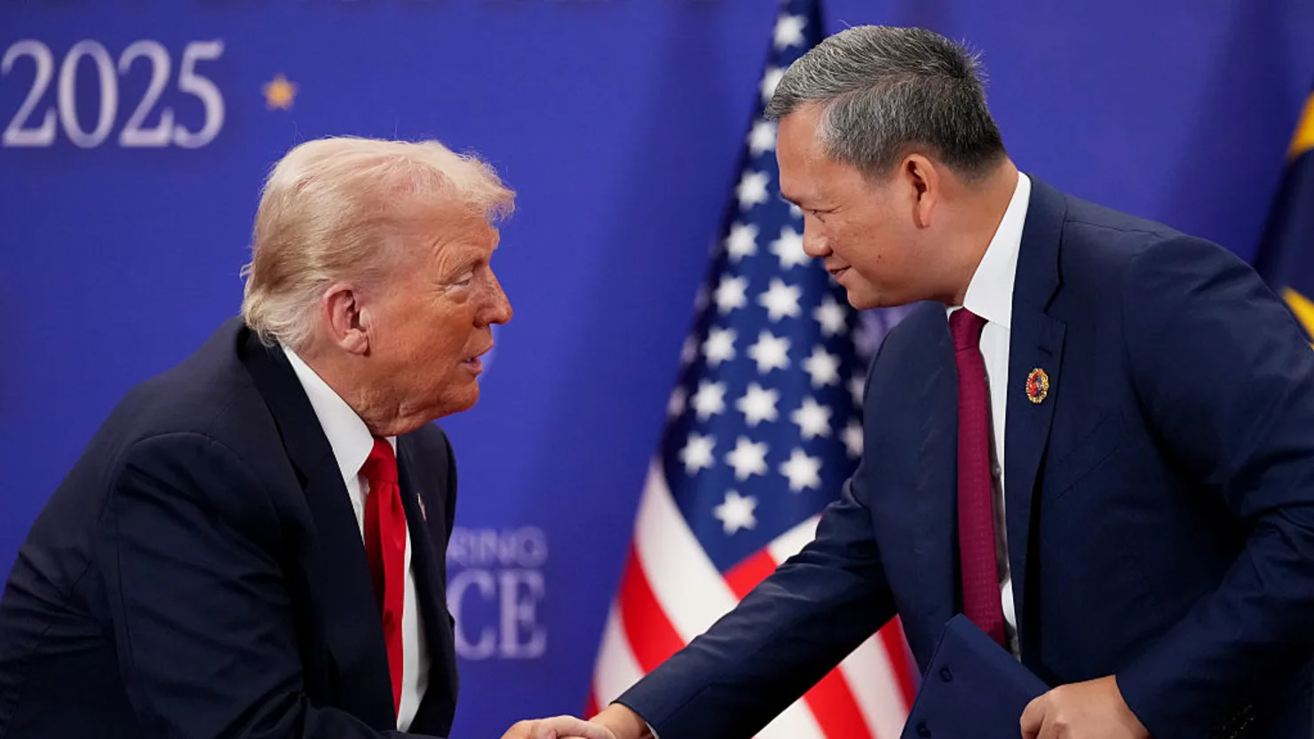 Tổng thống Hoa Kỳ Donald Trump và Thủ tướng Campuchia Hun Manet bắt tay nhau trong lễ ký kết thỏa thuận hòa bình Campuchia-Thái Lan tại Trung tâm Hội nghị Kuala Lumpur vào ngày 26/10/2025 tại Kuala Lumpur, Malaysia.