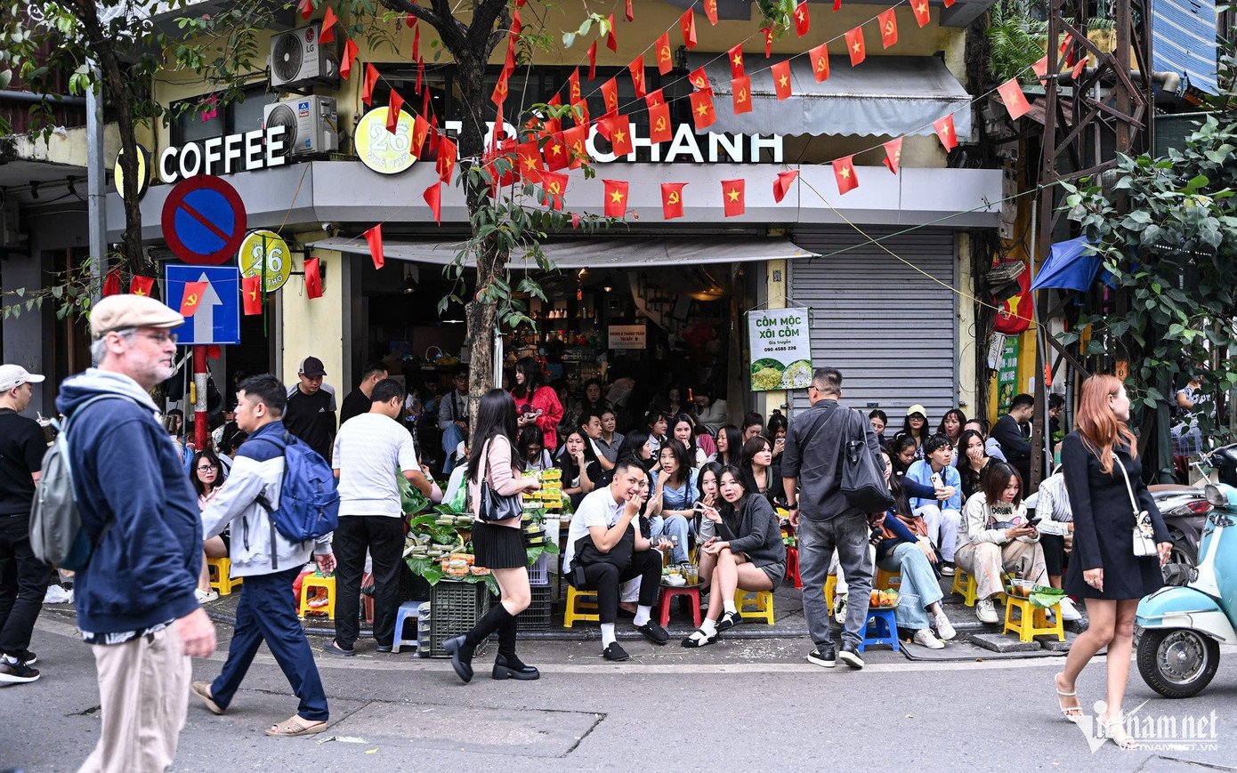 Những hàng ghế nhựa kê kín vỉa hè 