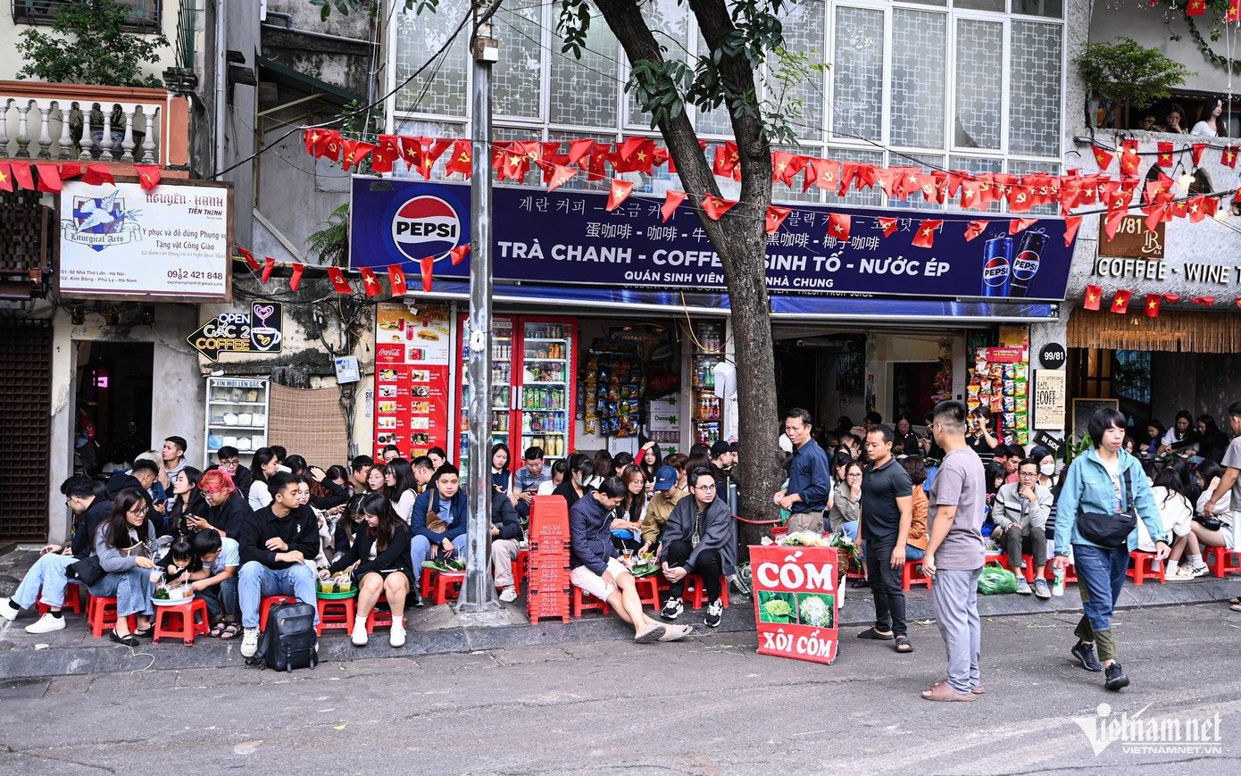 Những hàng ghế nhựa kê kín vỉa hè 