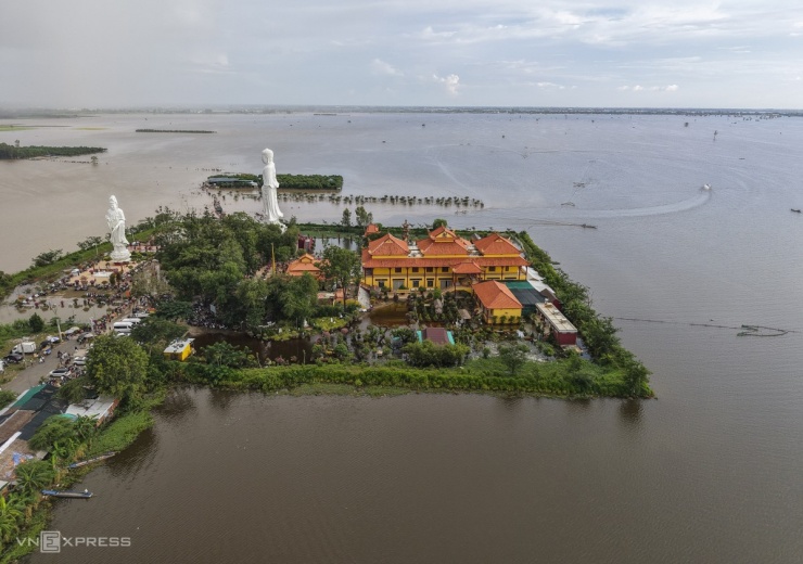 Đông nghịt người lội nước viếng chùa Núi Nổi miền Tây - 1