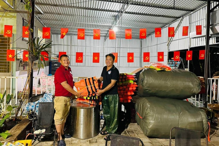 Hàng trăm áo phao đến với bà con các khu vực trũng thấp.