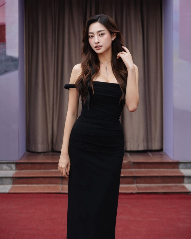 Lương Thùy Linh tôn vóc dáng qua mẫu đầm đen ôm sát, kết hợp cùng trang sức chế tác của Chaumet giá hơn 2 tỷ đồng.