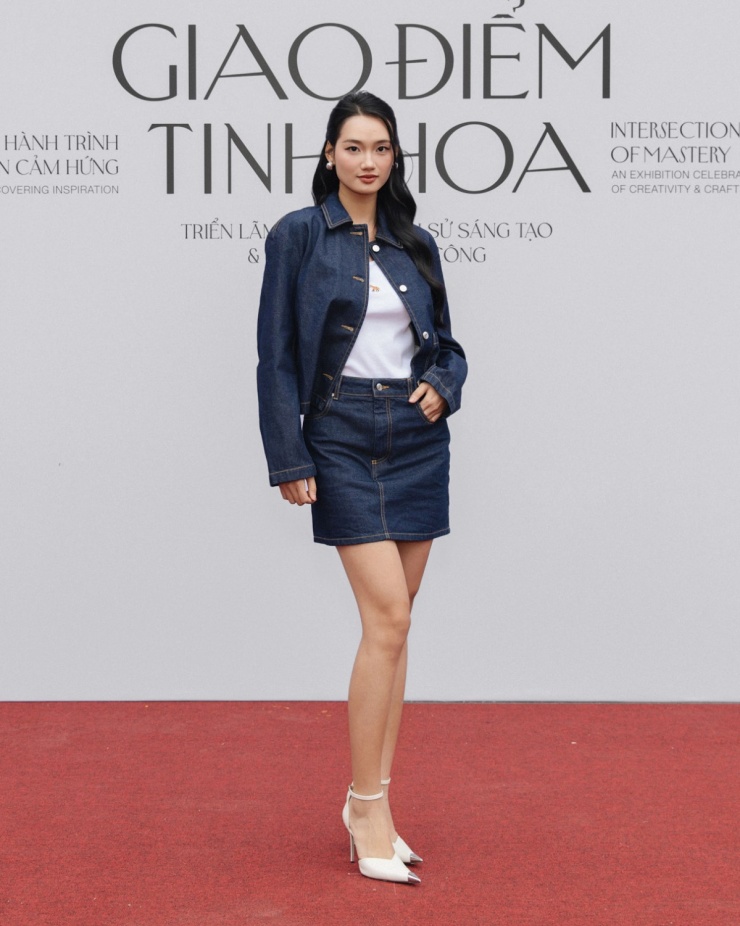 Á hậu Quỳnh Anh lên đồ trẻ trung của Maison Kitsuné đến tham dự triển lãm.
