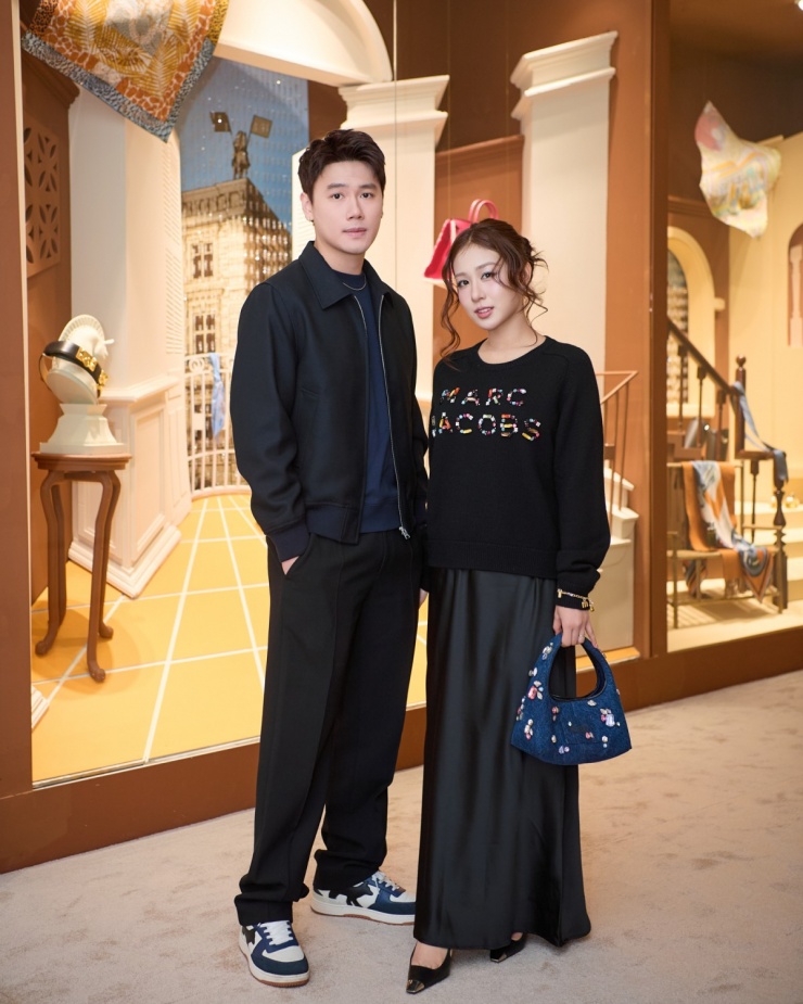 Hot mom Trang Lou diện áo len của Marc Jacobs và chân váy lụa trong ngày thu se lạnh, còn ông xã Tùng Sơn bảnh bao cùng Boss.