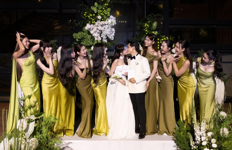 Ngày 26/10, Á hậu Chế Nguyễn Quỳnh Châu và doanh nhân Phát Nguyễn tổ chức tiệc cưới tại GEM Center, TPHCM. Trước khi vào lễ chính, cặp đôi thực hiện nghi thức thề nguyện riêng tư cùng khoảng 40 khách mời là người thân và bạn bè thân thiết. Hai bên gia đình, dàn phù dâu, phù rể và nhiều đồng nghiệp thân thiết của cô dâu, chú rể cùng có mặt chứng kiến khoảnh khắc thiêng liêng.