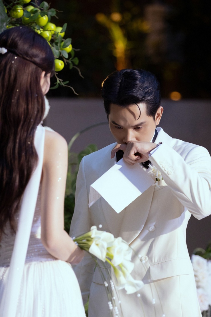 Phát Nguyễn nghẹn ngào nói: “Anh hứa cùng em chăm lo cho con cái, gia đình, bằng tình yêu, hiểu biết và trách nhiệm. Với anh, hạnh phúc của em là quan trọng nhất, vì khi em mỉm cười, anh biết mình đang sống với những gì đẹp đẽ nhất. Anh hứa luôn nhìn lại mình trước mọi lời nói, hành động, để yêu em chân thành, không bằng phản ứng mà bằng hiểu và thương. Anh biết hạnh phúc sẽ không tự có, mà phải xây dựng từng ngày, trong từng hơi thở và nỗ lực nhỏ bé của chúng mình. Nếu em quên sạc điện thoại trước khi đi ngủ, anh sẽ sạc thay em, những lúc em bận mà quên ăn, anh sẽ làm đồ ăn cho em. Anh tin chỉ cần có nhau, mình sẽ nuôi lớn được hạnh phúc đó”.