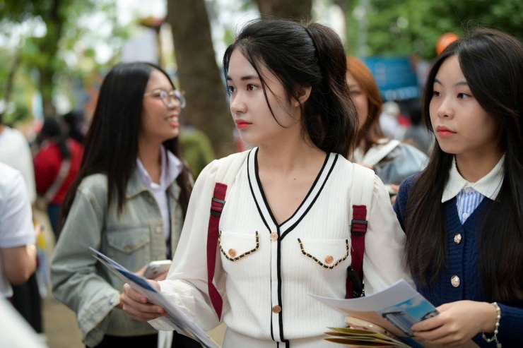 Thí sinh tìm hiểu thông tin tuyển sinh tại ngày hội tư vấn tuyển sinh ĐH năm 2025. Ảnh: NAM TRẦN