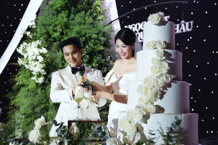 Lễ cưới của Á hậu Chế Nguyễn Quỳnh Châu và doanh nhân Phát Nguyễn diễn ra tối 26/10 tại GEM Center (TPHCM) với khoảng 800 khách mời. Trong không gian được trang trí bằng sắc xanh đặc trưng của Đà Lạt, cặp đôi rót rượu mừng trước sự chứng kiến của gia đình, bạn bè.