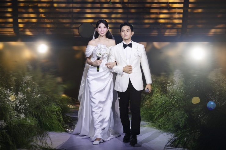 Quỳnh Châu diện váy cưới trễ vai tinh tế, còn Phát Nguyễn lịch lãm trong bộ vest trắng. Cả hai nở nụ cười hạnh phúc khi khởi đầu chương mới trong đời.
