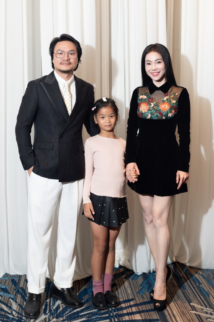 Đạo diễn Hoàng Nhật Nam, bé Anie và bà Phạm Kim Dung - giám đốc quốc gia Miss Grand Vietnam 2022, cuộc thi Quỳnh Châu giành giải Á hậu 1 - đến chúc mừng á hậu lên xe hoa.