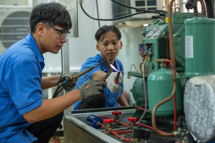 Sinh viên Trường CĐ Lý Tự Trọng trong buổi học thực hành