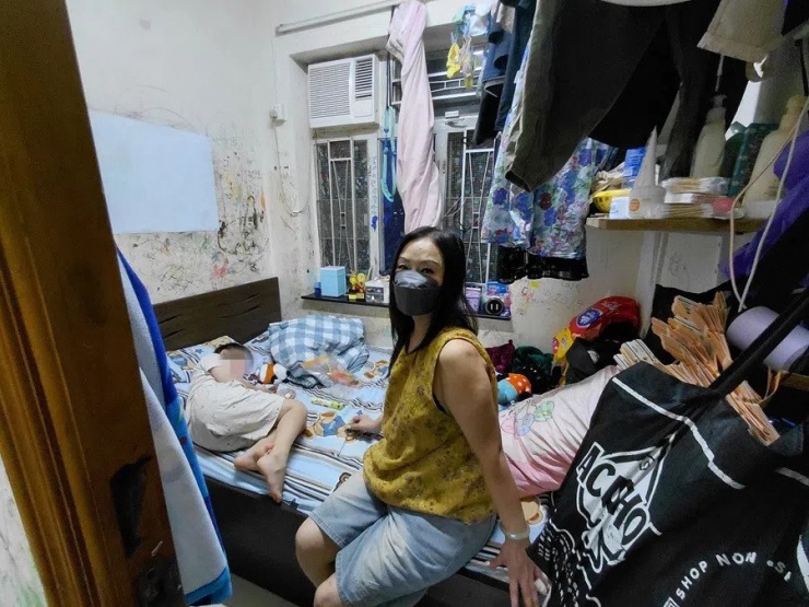 Chị Tam và gia đình sống trong một căn hộ chia nhỏ, chỉ rộng hơn 7m2 ở Sham Shui Po. Ảnh: SPH Media