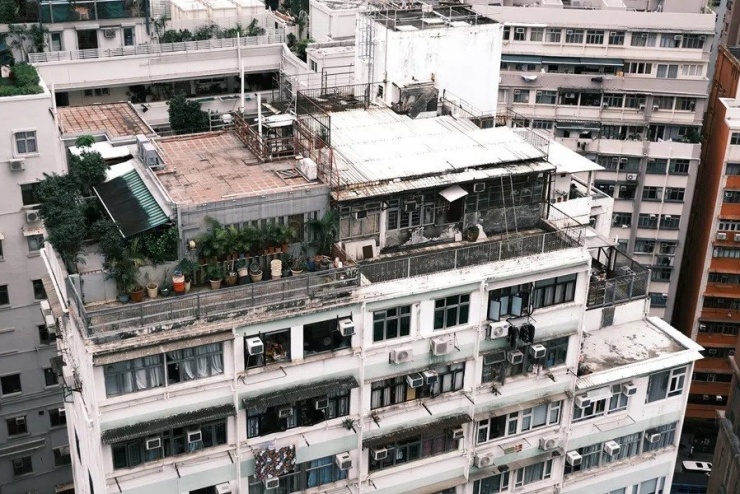 Các tòa nhà chung cư cũ xuống cấp. Ảnh: Think China
