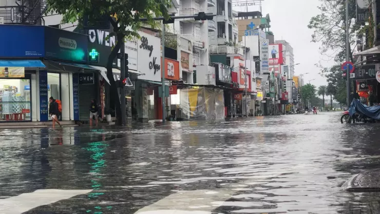Nhiều tuyến đường bị ngập, giao thông đi lại khó khăn. Ảnh: N.DO