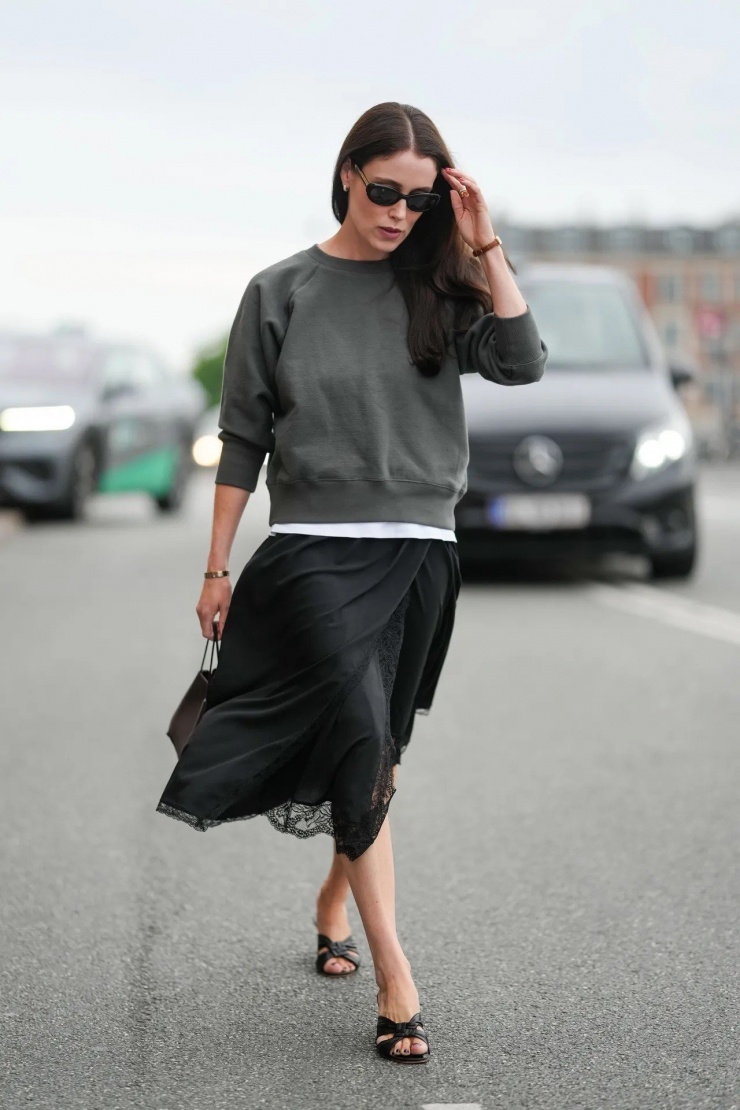 Những xu hướng chân váy dành cho các quý cô công sở trong mùa Thu Đông 2025 - 2