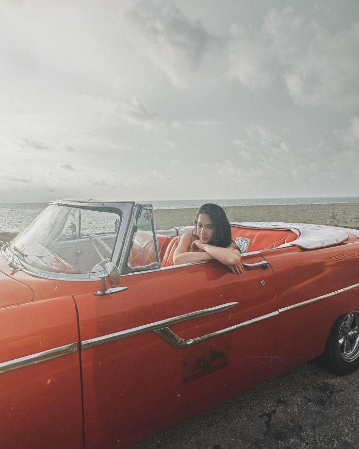 Chị Trang đón sinh nhật tuổi 30 tại Cuba. Ảnh: NVCC