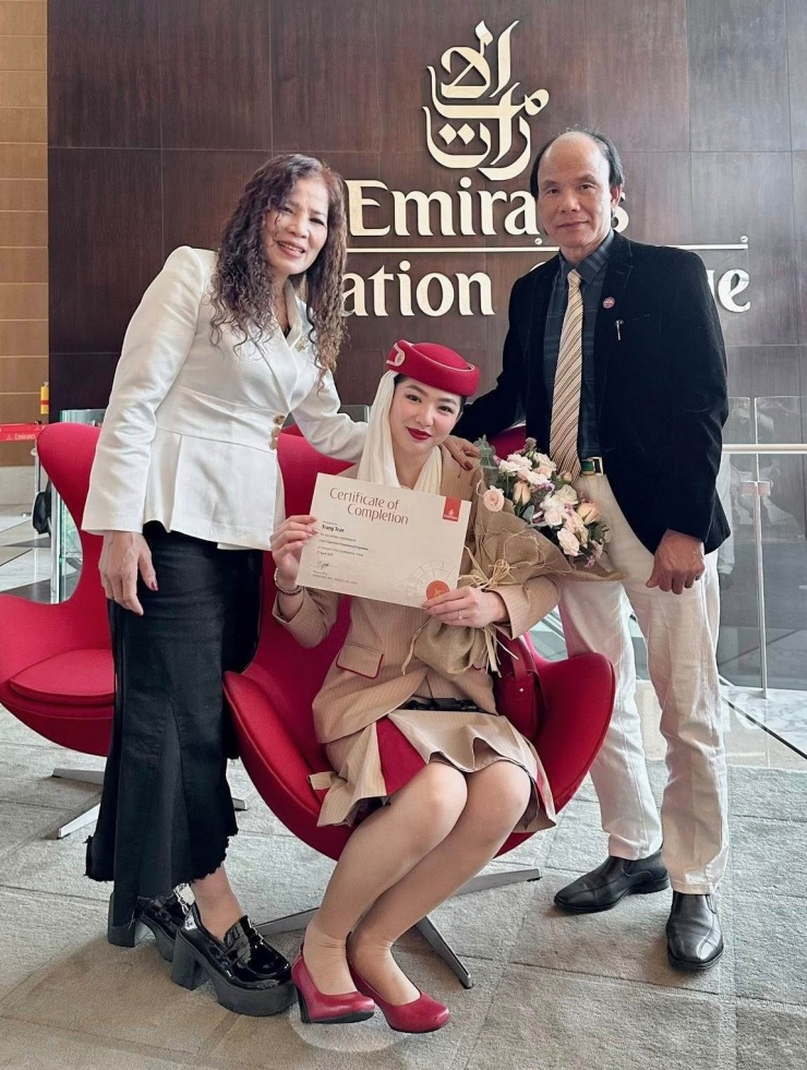 Bố mẹ tham dự lễ tốt nghiệp tiếp viên phó của chị Trang. Ảnh: NVCC