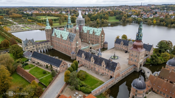 Toàn bộ mặt ngoài của lâu đài Frederiksborg được xây bằng gạch đỏ, nổi bật là những mái chóp nhọn màu xanh ngọc bích và hàng trăm cửa sổ vòm.
