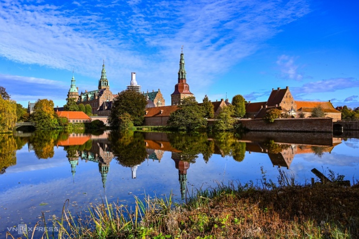 Lâu đài Frederiksborg cách trung tâm Copenhagen 40 phút di chuyển, phù hợp cho chuyến dã ngoại nửa ngày.
