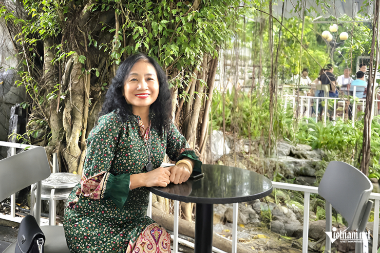 NSND Vi Hoa rạng rỡ ở tuổi 60. Ảnh: HM