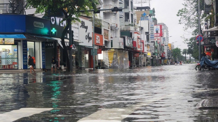 Nhiều tuyến đường bị ngập, giao thông đi lại khó khăn. Ảnh: N.DO