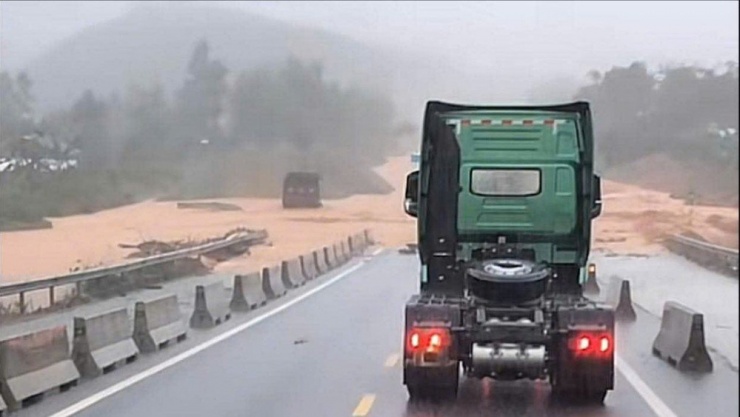 Nước lũ tràn qua cao tốc La Sơn - Hòa Liên.