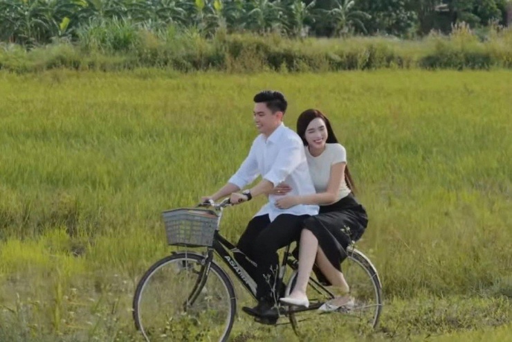 Trong video kể lại chuyện tình của mình, Đỗ Thị Hà cũng phối giày búp bê màu trắng với áo thun trắng, chân váy đen. Trang phục đơn giản lại càng tôn lên gương mặt rạng ngời hạnh phúc của nàng hậu bên bạn đời.