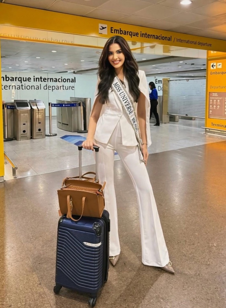 Đại diện Brazil - Gabriela Lacerda mặc vest trắng thanh lịch ở sân bay. Cô cũng thuộc nhóm thí sinh tiềm năng của châu Mỹ. Người đẹp 21 tuổi, cao 1,78 m, là sinh viên ngành báo chí. Cô từng giành ngôi á hậu 1 tại Hoa hậu Hoàn vũ Brazil 2021.