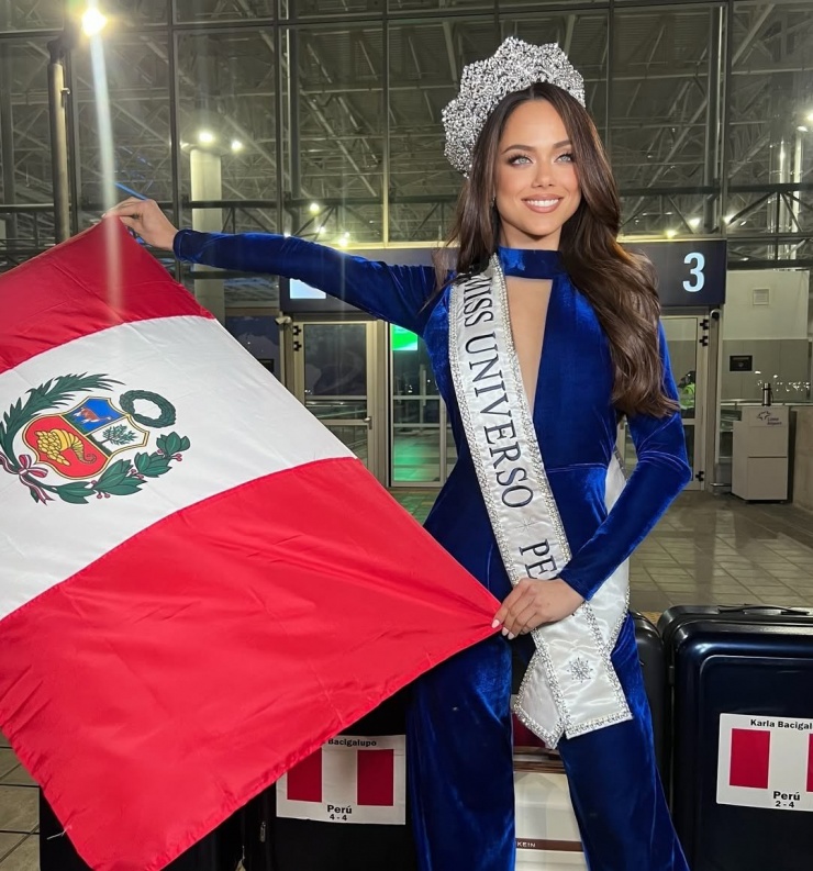 Người đẹp Peru - Karla Bacigalupo nổi bật ở sân bay. Người đẹp năm nay 34 tuổi, là người mẫu và diễn viên. Karla đã có bằng chuyên ngành Quản trị kinh doanh và Quản lý tại Đại học Lima, Peru. Cô đã tham gia nhiều bộ phim truyền hình và điện ảnh tại Mỹ. Năm 2022, cô ra mắt với bộ phim ngắn giả tưởng The Devil, do Marie Rouhban đạo diễn. Sau đó, cô xuất hiện trong loạt phim ngắn The Devil Wears Desire cùng các diễn viên Ilca Andrade, Nick Bardin và David Blindauer.