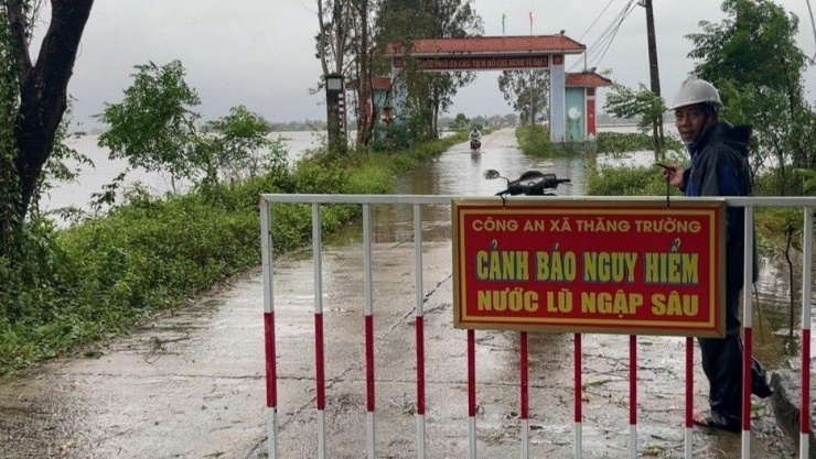 Xúc động hình ảnh chiến sĩ công an cõng bà, bế trẻ, nấu ăn giúp dân vùng lũ - 8