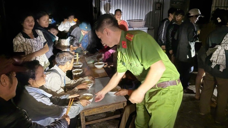Xúc động hình ảnh chiến sĩ công an cõng bà, bế trẻ, nấu ăn giúp dân vùng lũ - 2