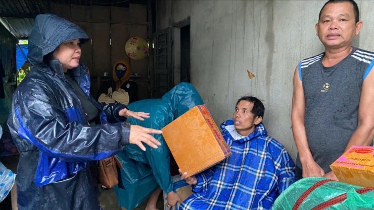 Xúc động hình ảnh chiến sĩ công an cõng bà, bế trẻ, nấu ăn giúp dân vùng lũ - 11