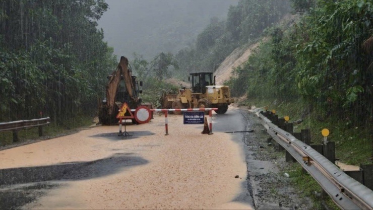 Công an xã Phước Năng vượt mưa, sạt lở tiếp cận giúp đỡ người dân.