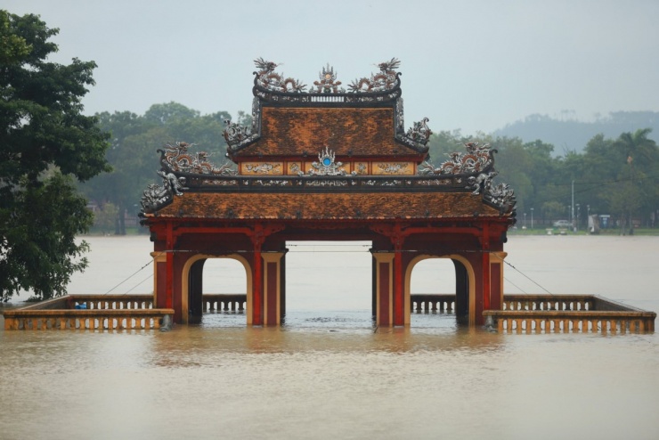 Sáng 27/10, mực nước sông Hương lên xấp xỉ báo động 3 khiến di tích Nghênh Lương Đình nằm trước kinh thành Huế ngập 0,5 m. Nước tràn vào kinh thành Huế từ tối qua, gây ngập các tuyến đường gần đại nội Huế như Mai Thúc Loan, Lê Thánh Tôn và đường dọc sông Ngự Hà.