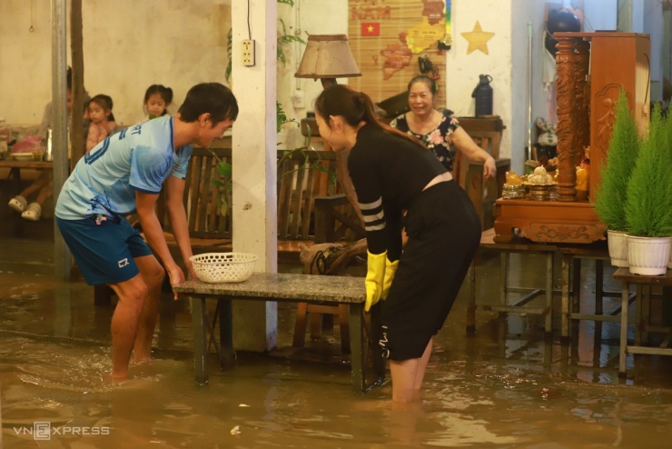 Gia đình anh Phan Văn Hóa, 35 tuổi ở phường Thuận Hóa, bên sông Như Ý thu dọn bàn ghế, kê đồ đạc lên cao và trắng đêm canh lũ.