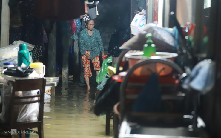 Nước lũ tràn vào nhà dân từ đêm, người dân phường Thuận Hóa phải khẩn trương kê dọn đồ đạc lên cao.